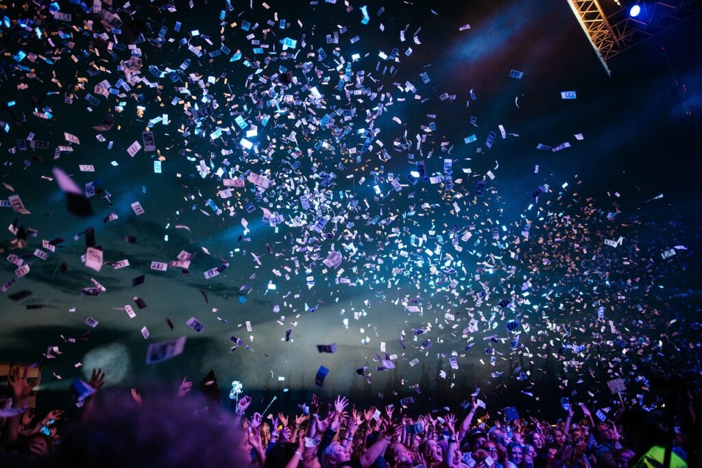 confetti concert people crowd 2571539